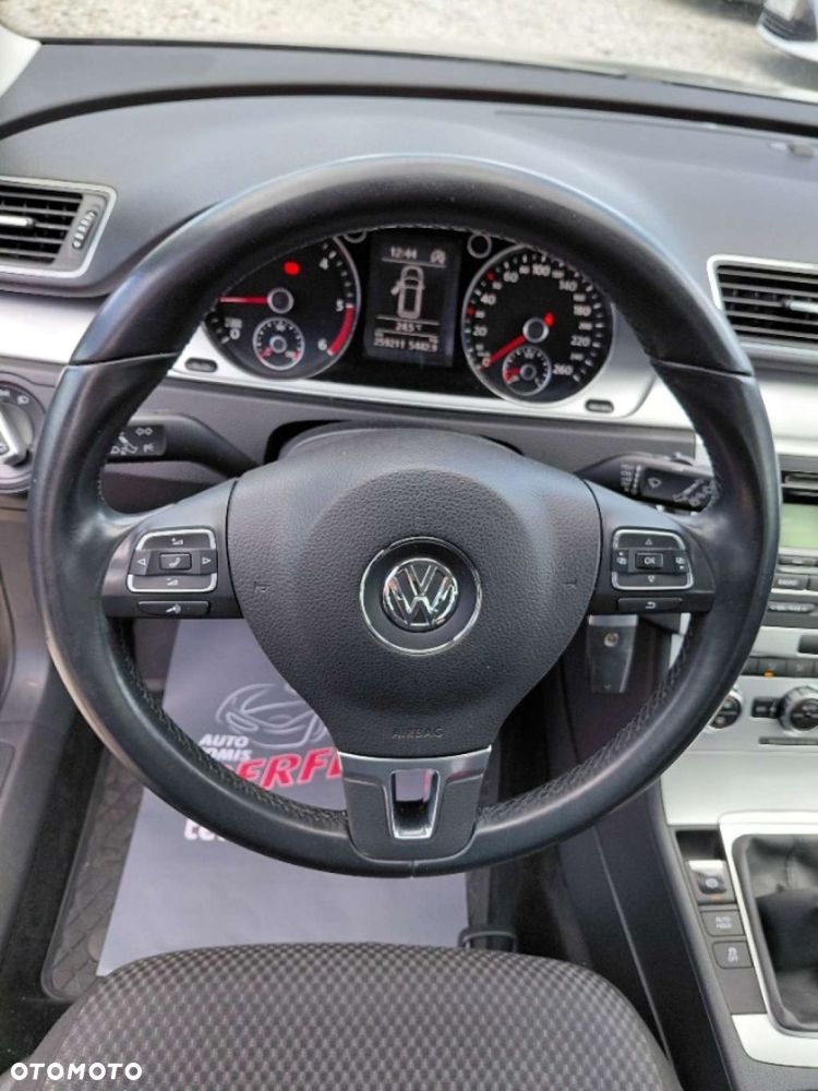 Volkswagen Passat - 12