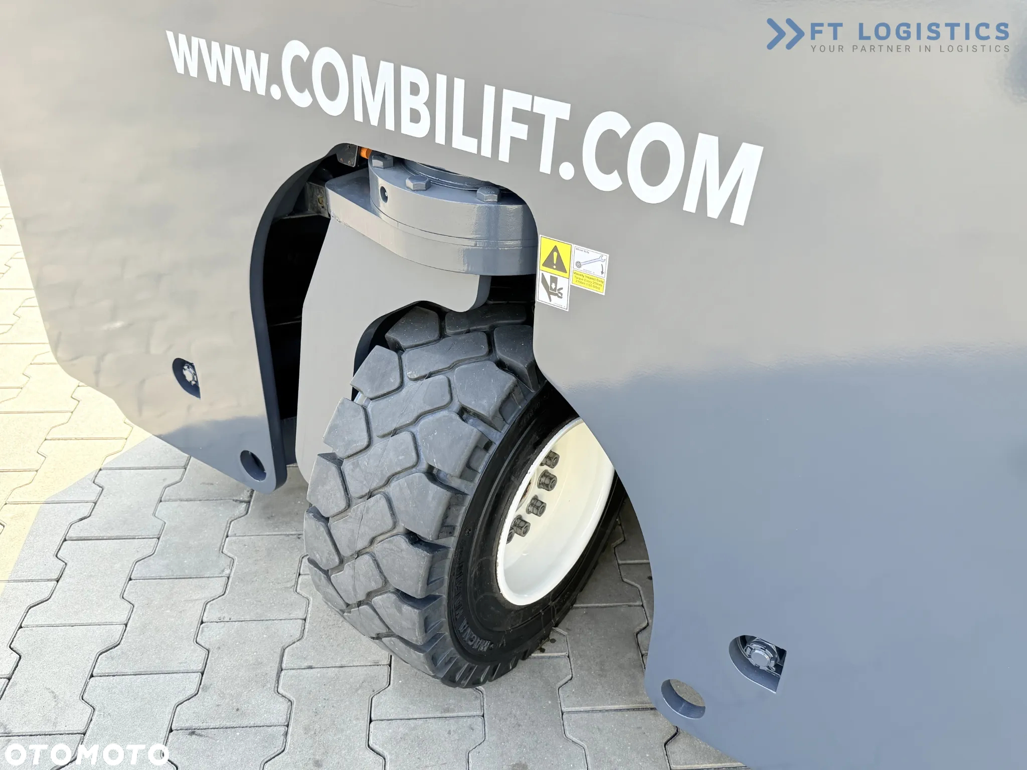 Combilift C2500 / GAS / TRIPLEX 4900MM / WOLNY SKOK /JEDYNE 2446 MOTOGODZIN /  POZYCJONER WIDEŁ / PEŁNA KABINA / STAN IDEALNY / Szeroka oferta wózków czterokierunkowych i bocznych, dopasowanych do różnorodnych potrzeb i zastosowań - 9