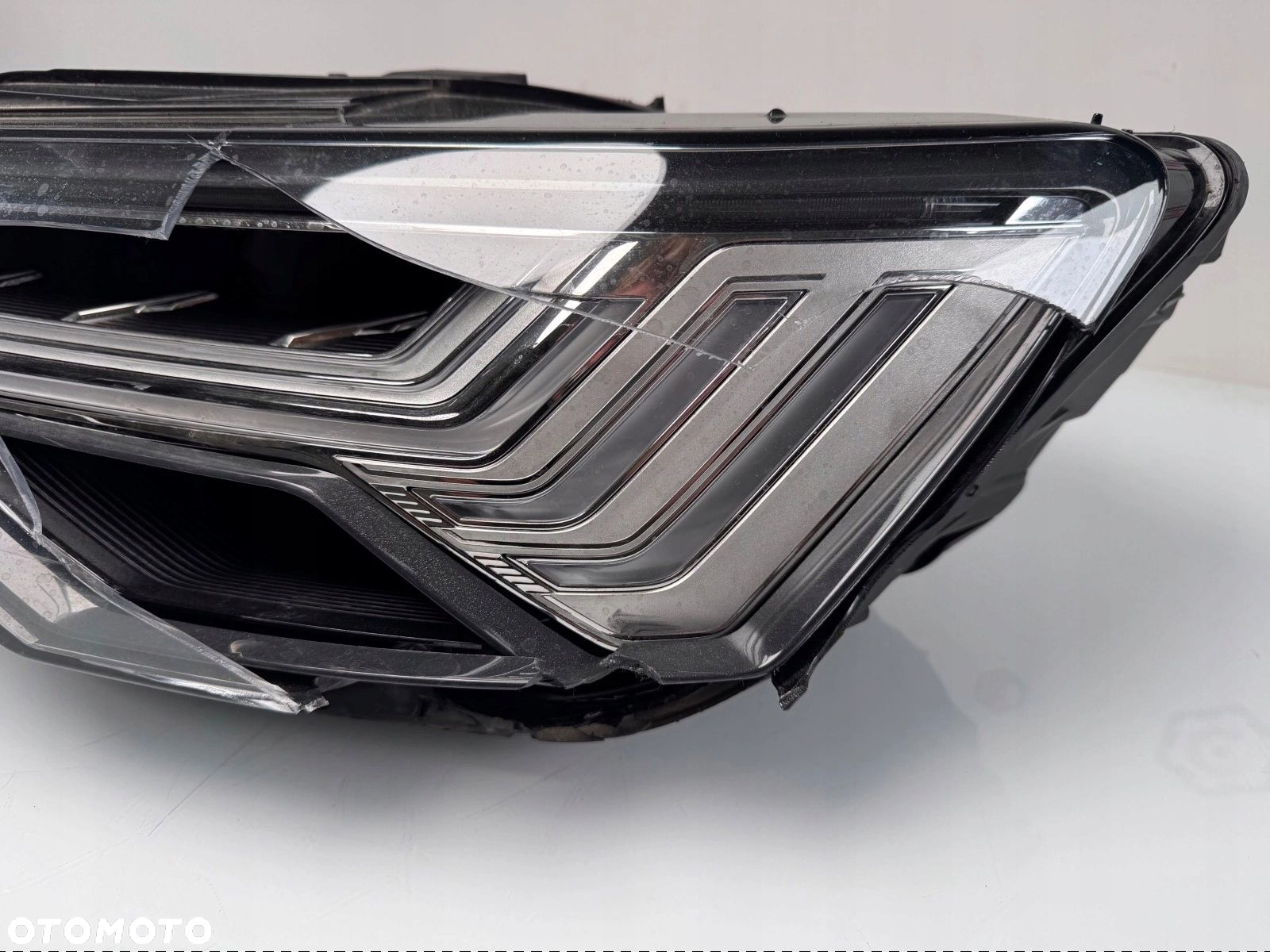 LAMPA LEWA PRZÓD AUDI A6 C8 MATRIX - 2
