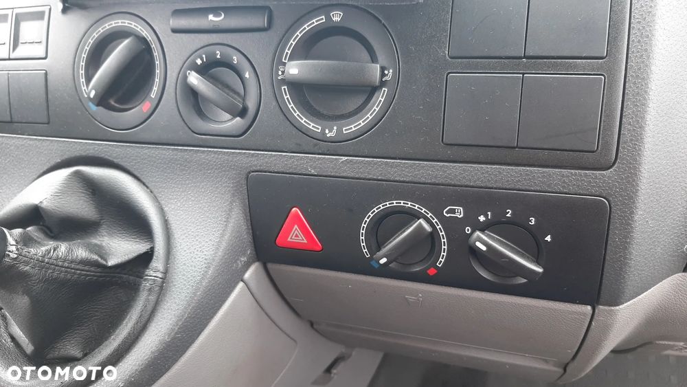 Volkswagen Caravelle - 10