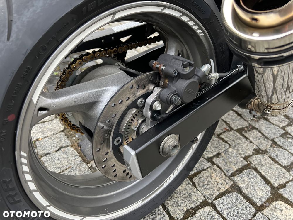 Suzuki GSR - 6