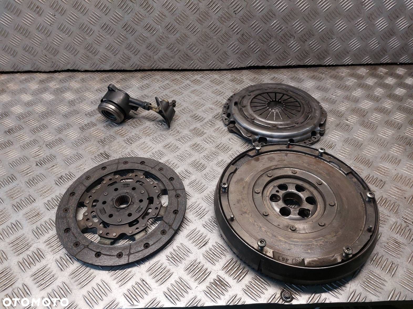 KOŁO DWUMASOWE TARCZA DOCISK ŁOŻYSKO VOLVO S40 II 1.6 D GGV-30000039 - 1