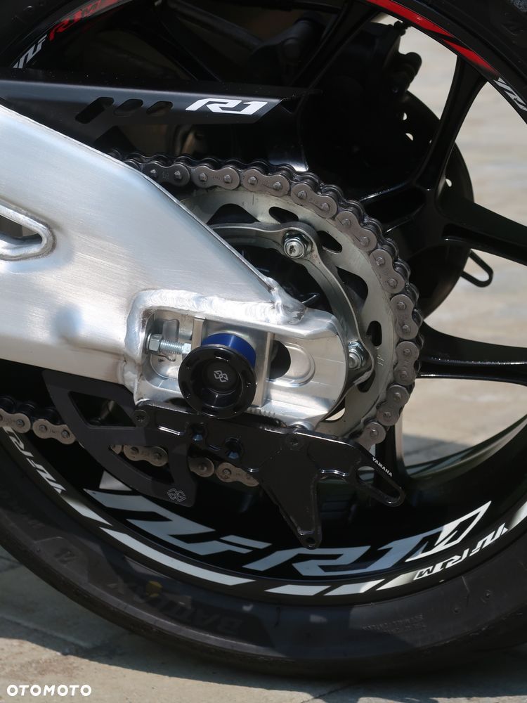 Yamaha R1 - 9