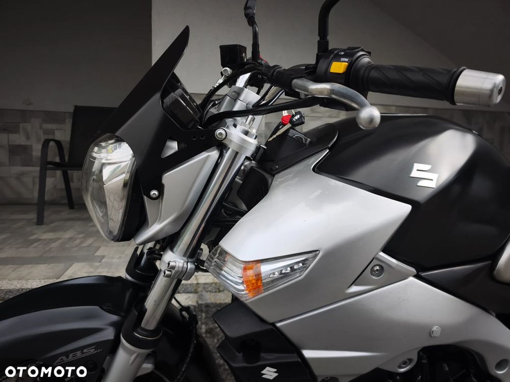 Suzuki GSR - 8