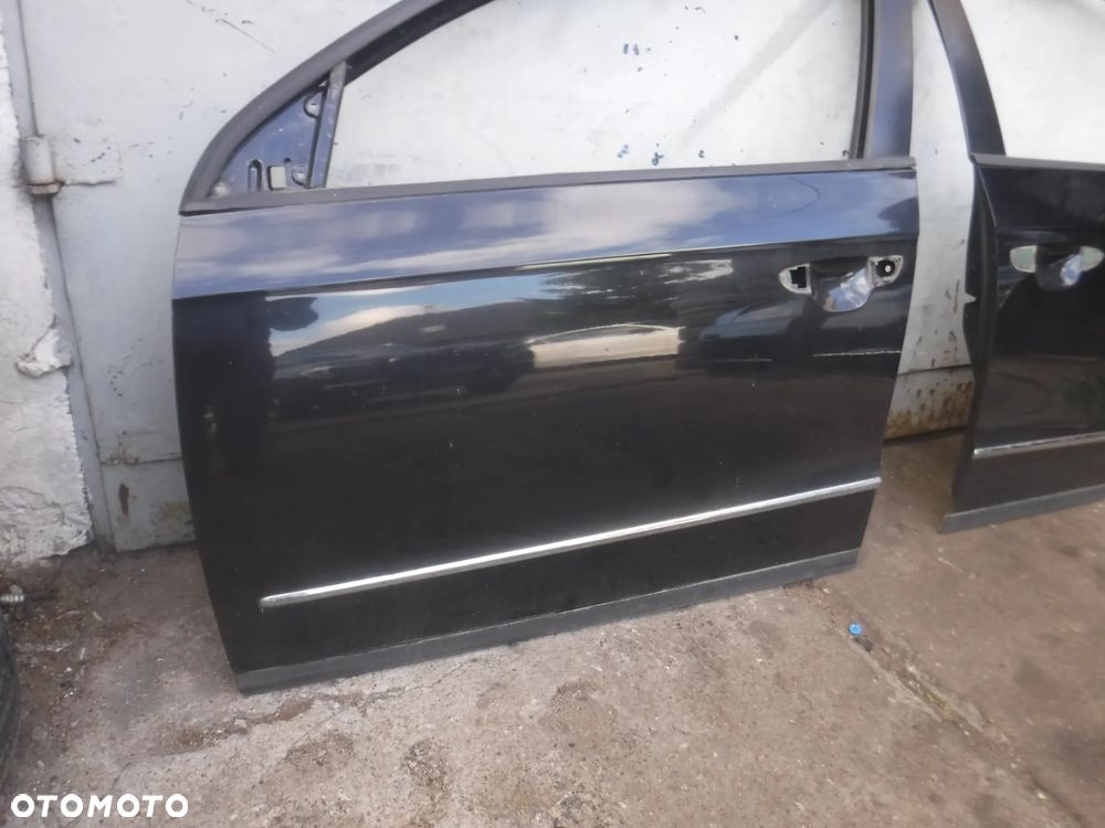Vw Passat B6 drzwi przod lewe listwa szyba LC9X