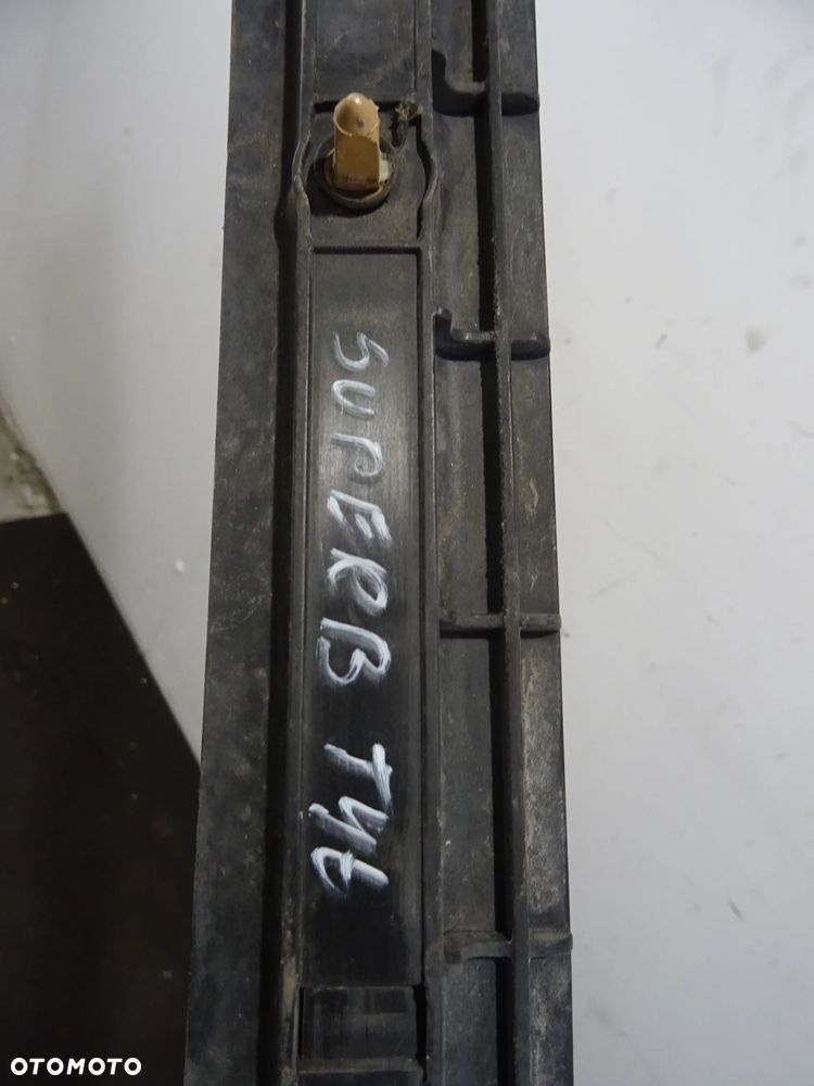 SKODA SUPERB I 01-05 2.8 V6 ŚLIZG ZDERZAKA TYŁ ŚRODKOWY - 4