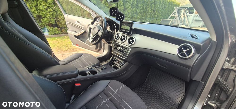 Mercedes-Benz GLA 200 7G-DCT - 9