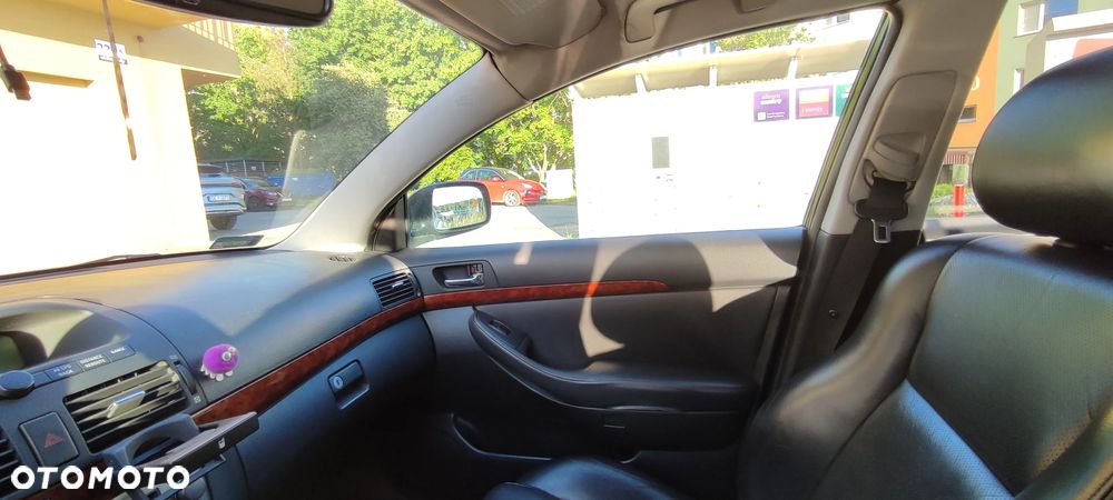Toyota Avensis 2.0 VVT-i High - 17