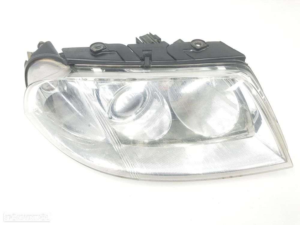 FAROL DIREITO VOLKSWAGEN PASSAT BERLINA 3B3 - 1