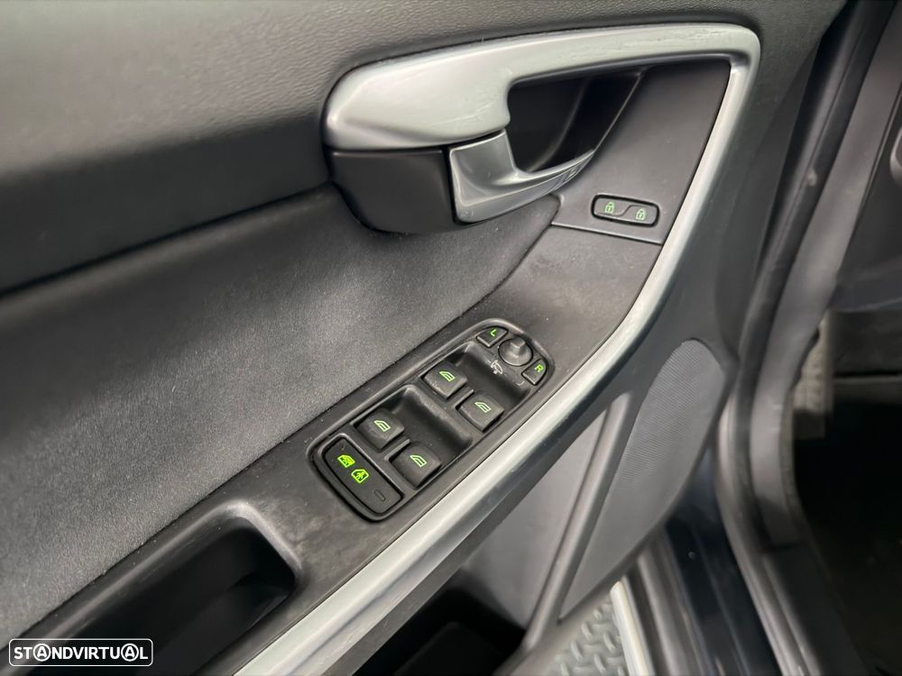 Volvo XC 60 2.0 D3 Drive Momentum - 16