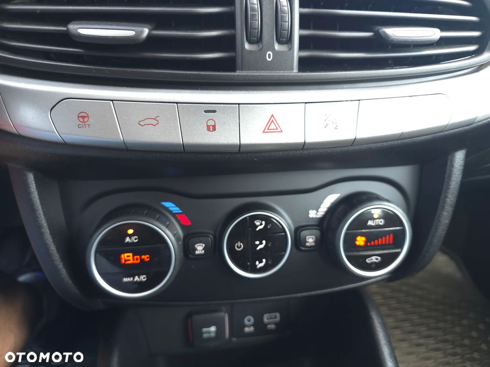 Fiat Tipo 1.6 MultiJet 16v Lounge - 26