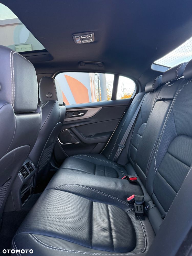 Jaguar XE D200 R-Dynamic HSE - 25