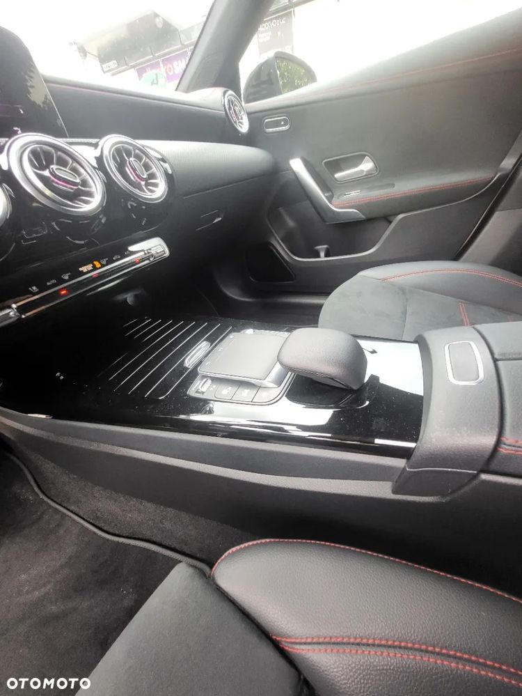 Mercedes-Benz CLA 180 7G-DCT AMG Line - 17