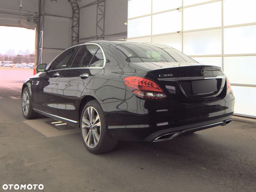 Mercedes-Benz Klasa C 300 9G-TRONIC - 2