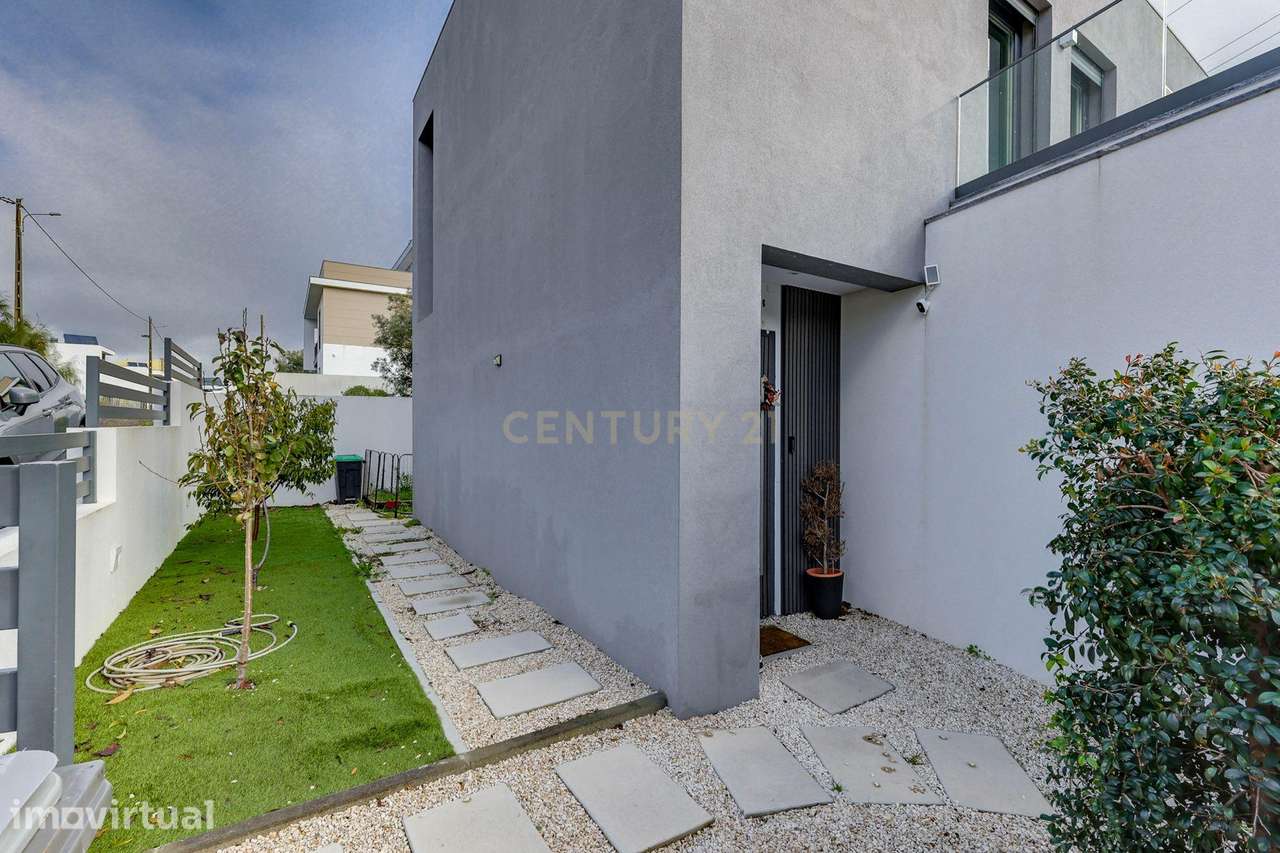 Moradia T4 Contemporânea com Piscina, Vista Rio e Localização Estratég - Grande imagem: 4/43