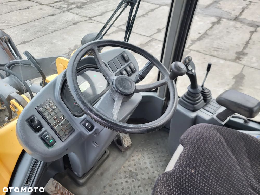 Volvo L 30 G spr z Niemiec 3944 mtg - 14