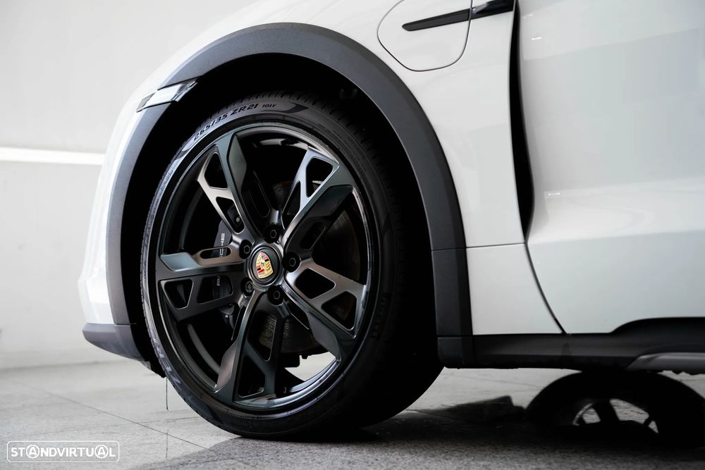 Porsche Taycan Cross Turismo 4 - 5