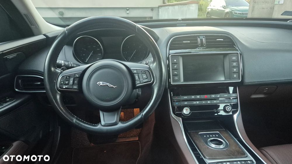 Jaguar XE - 9