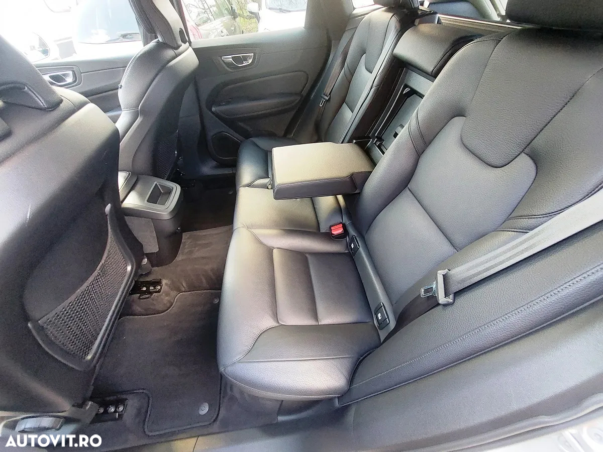 Volvo XC 60 B4 MHEV AWD Momentum Pro - 8