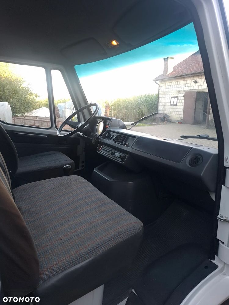 Mercedes-Benz 210.  2,9D - 3