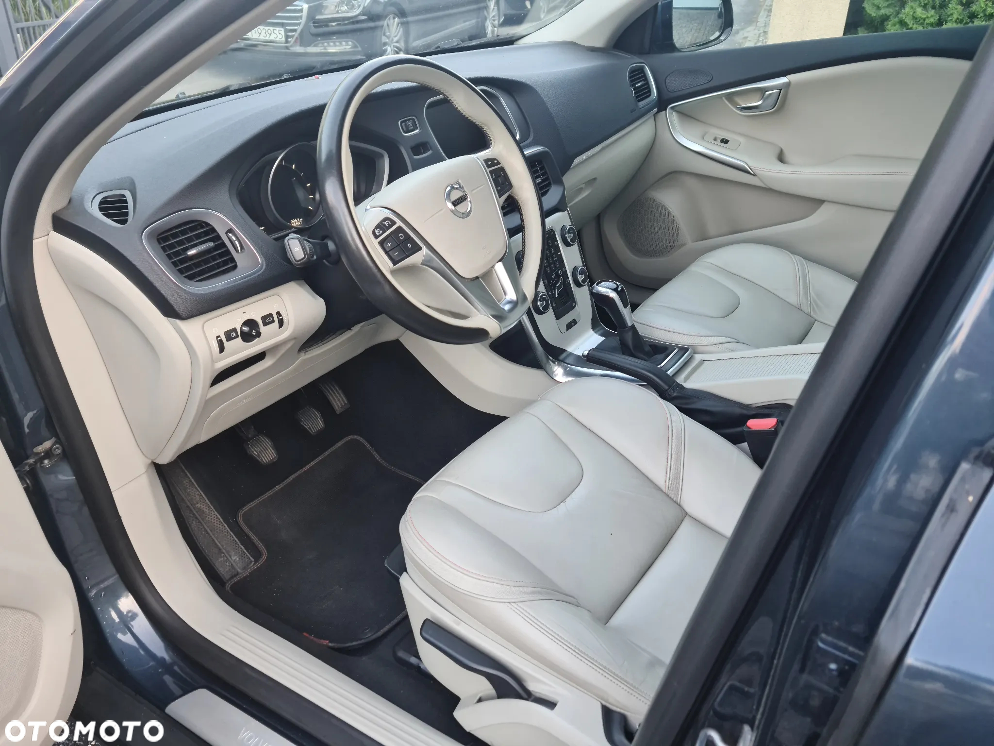 Volvo V40 D2 Drive-E R-Design Momentum - 32