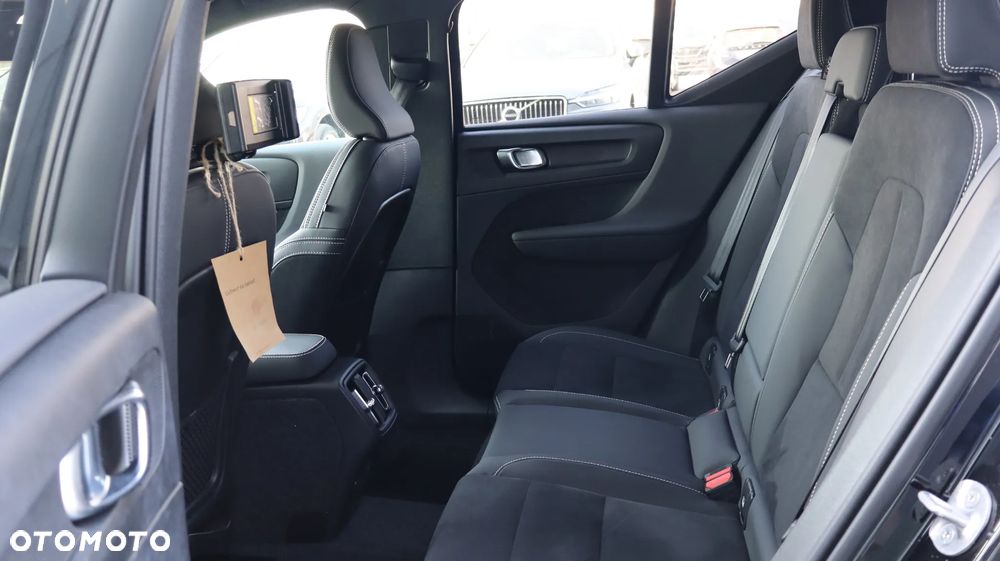 Volvo XC 40 B4 Plus Black Edition - 16