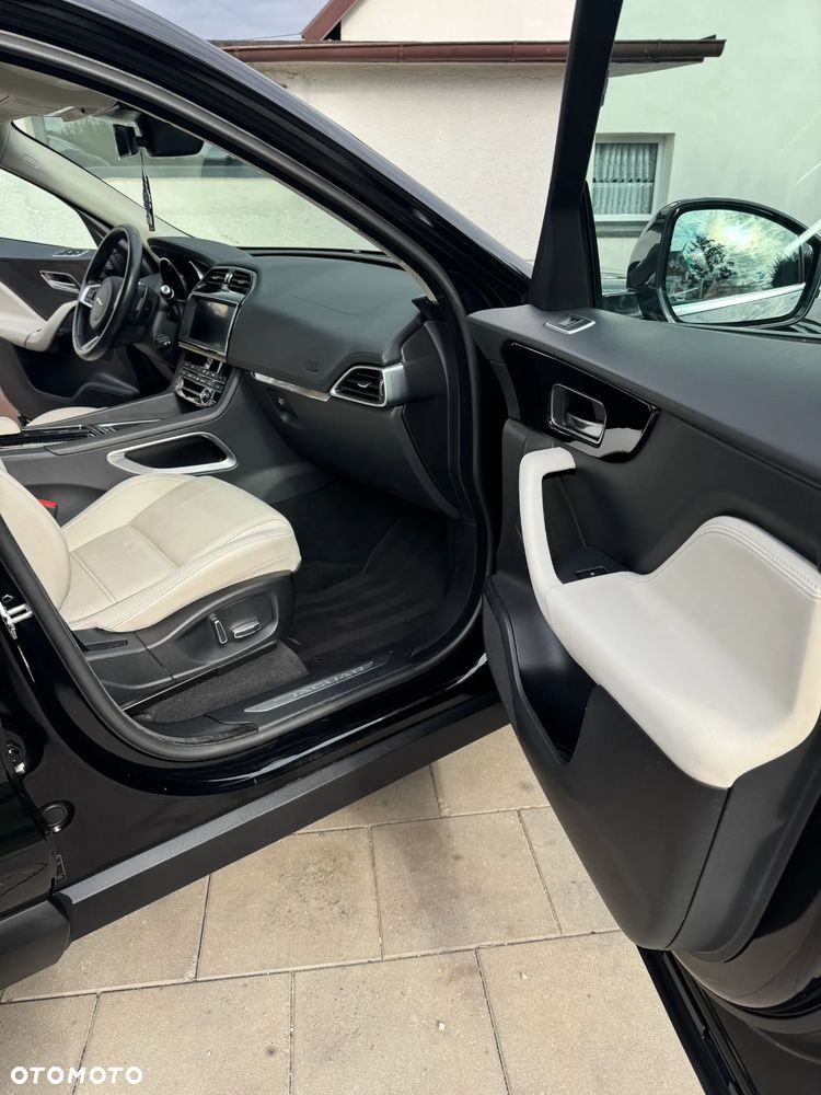 Jaguar F-Pace 2.0 i4P AWD Prestige - 29