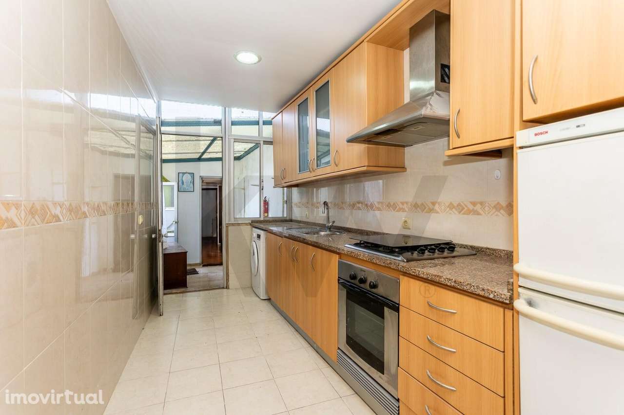 T2 com logradouro de 40m2 e anexo independente em Queluz - Grande imagem: 2/25