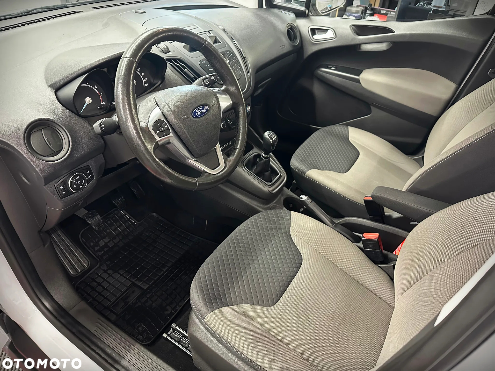 Ford Transit Courier - 11