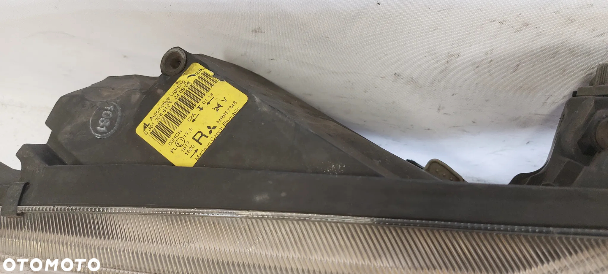 .  PRZOD PRZEDNIA LAMPA PRAWA MITSUBISHI COLT 6 - 3