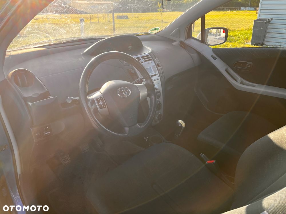 Toyota Yaris 1.3 - 6