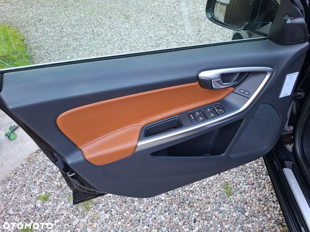 Volvo V60 D6 AWD Plug-in Hybrid R-Design Summum - 4