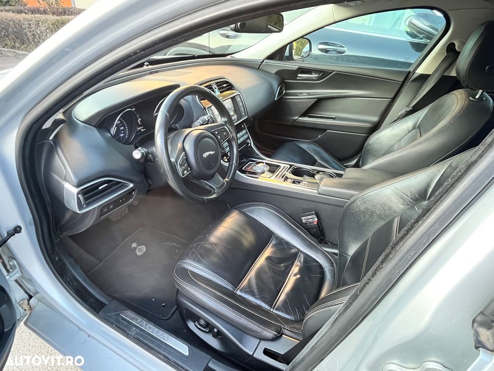 Jaguar XE 2.0 Prestige - 8