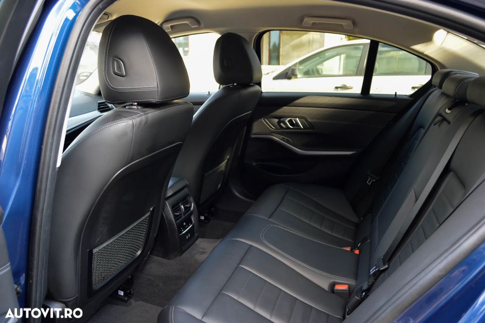 BMW Seria 3 320i Aut. Luxury Line - 32