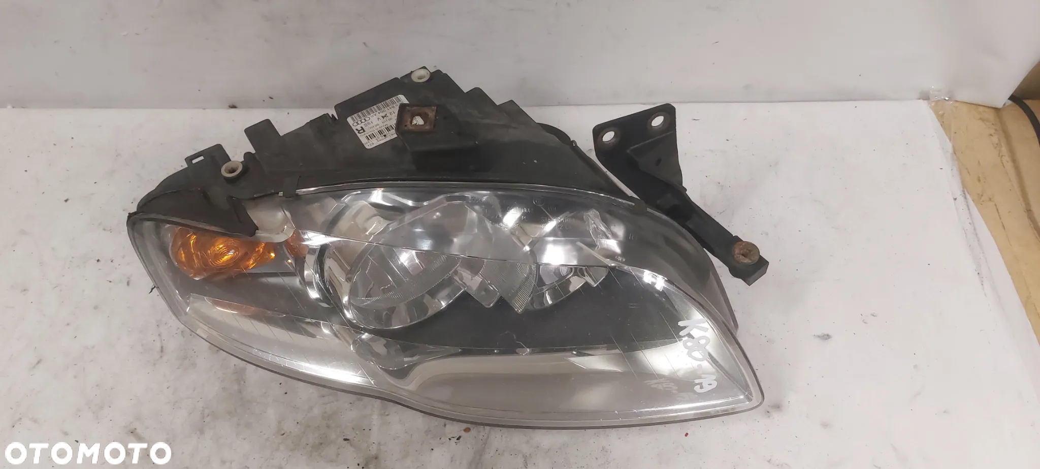 .  LAMPA PRZOD PRZEDNIA PRAWA AUDI A4 B7 - 2