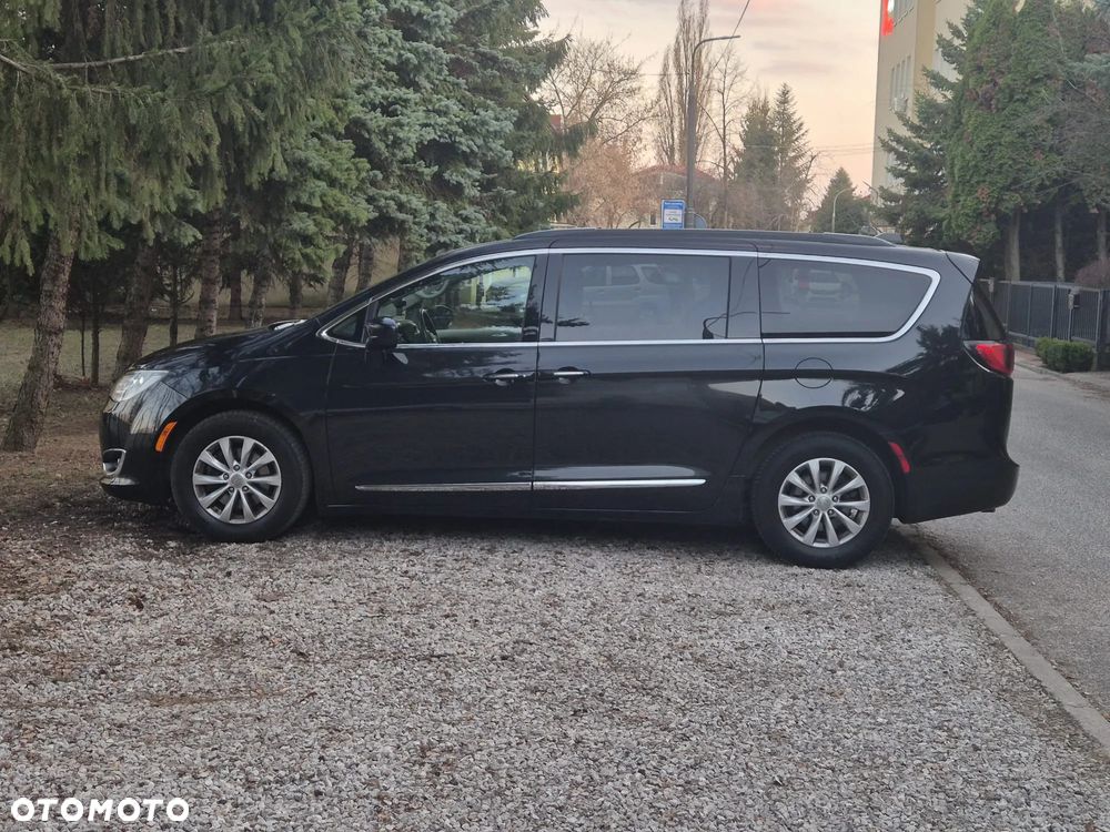 Chrysler Pacifica - 4