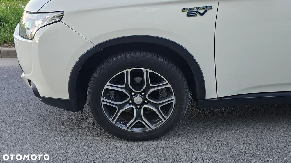 Mitsubishi Outlander Instyle NAVI + - 40