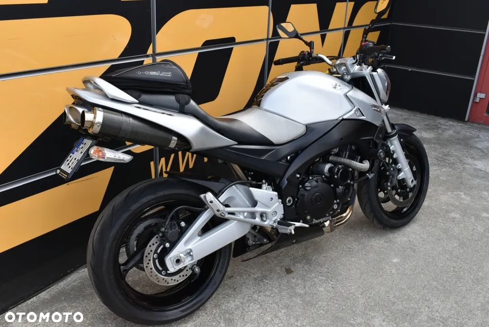 Suzuki GSR - 4