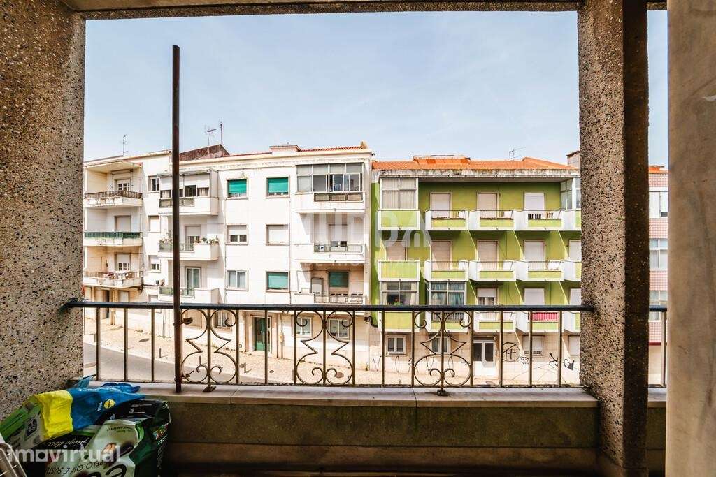 Excelente oportunidade no centro da Amadora: Apartamento T2 com locali - Grande imagem: 3/26