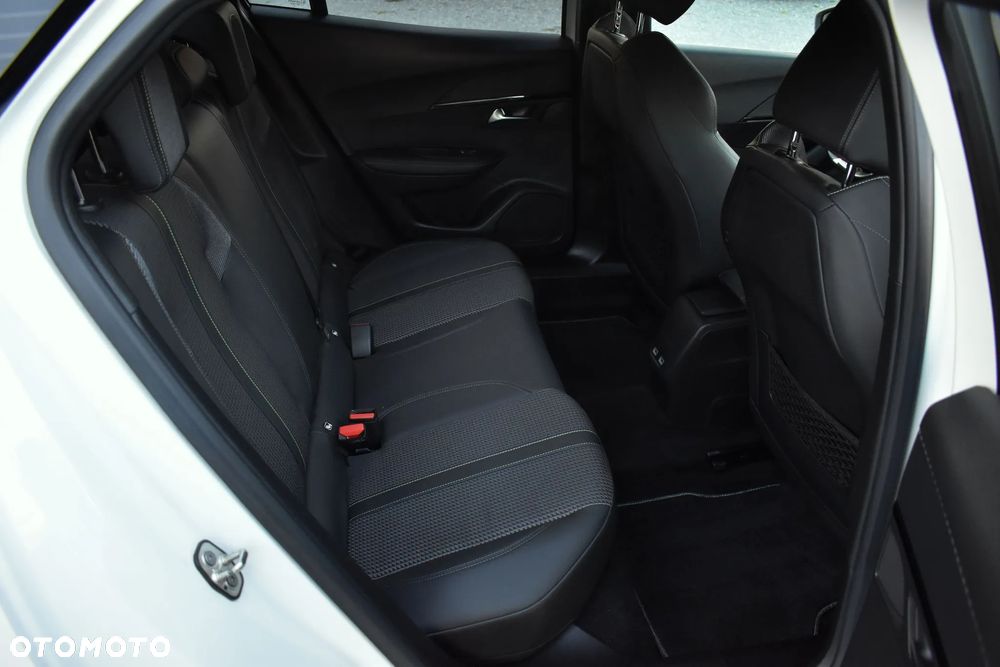 Peugeot 2008 PureTech 130 EAT8 GT Pack - 37