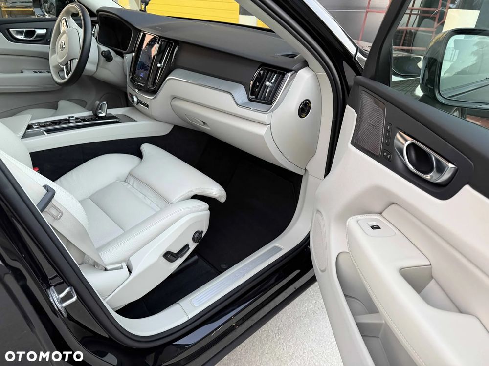 Volvo XC 60 B4 D Plus Dark - 7