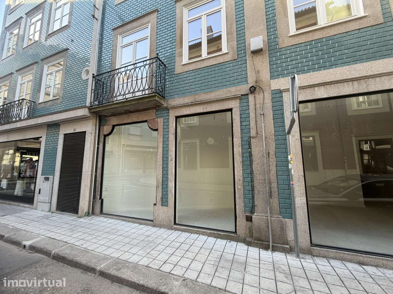 Loja em Edifício Histórico Renovado no Centro do Porto - Grande imagem: 2/11