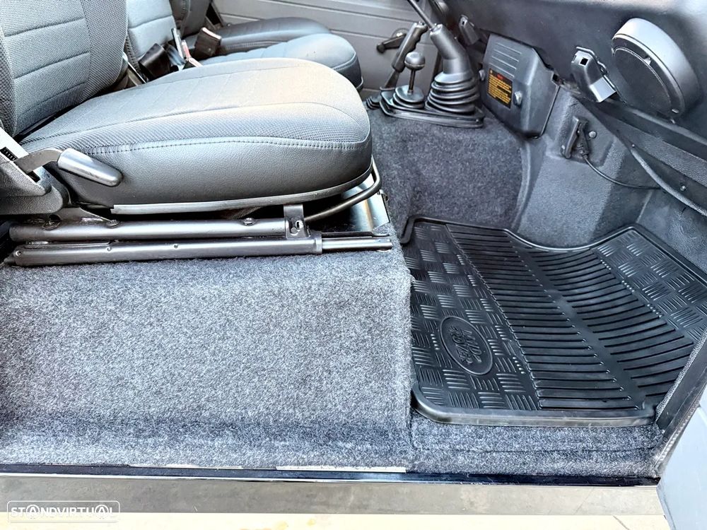 Land Rover Defender 90 2.5 Td5 Soft Top - 22