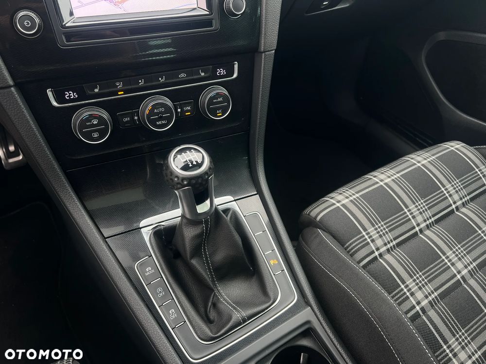 Volkswagen Golf - 21