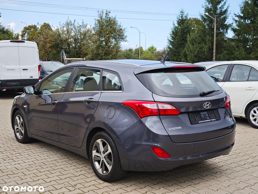Hyundai i30 blue Kombi 1.6 GDi YES Gold - 6