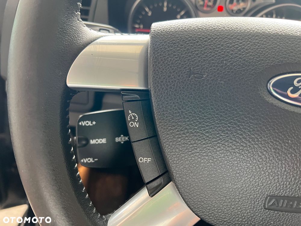 Ford Kuga - 28