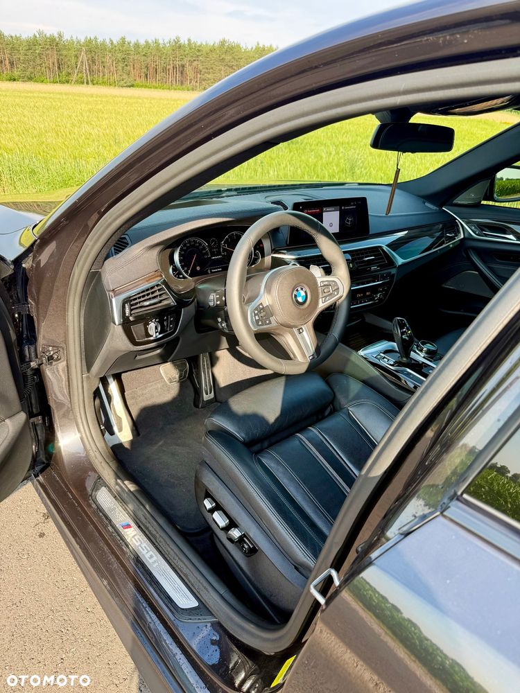 BMW Seria 5 M550i xDrive - 16
