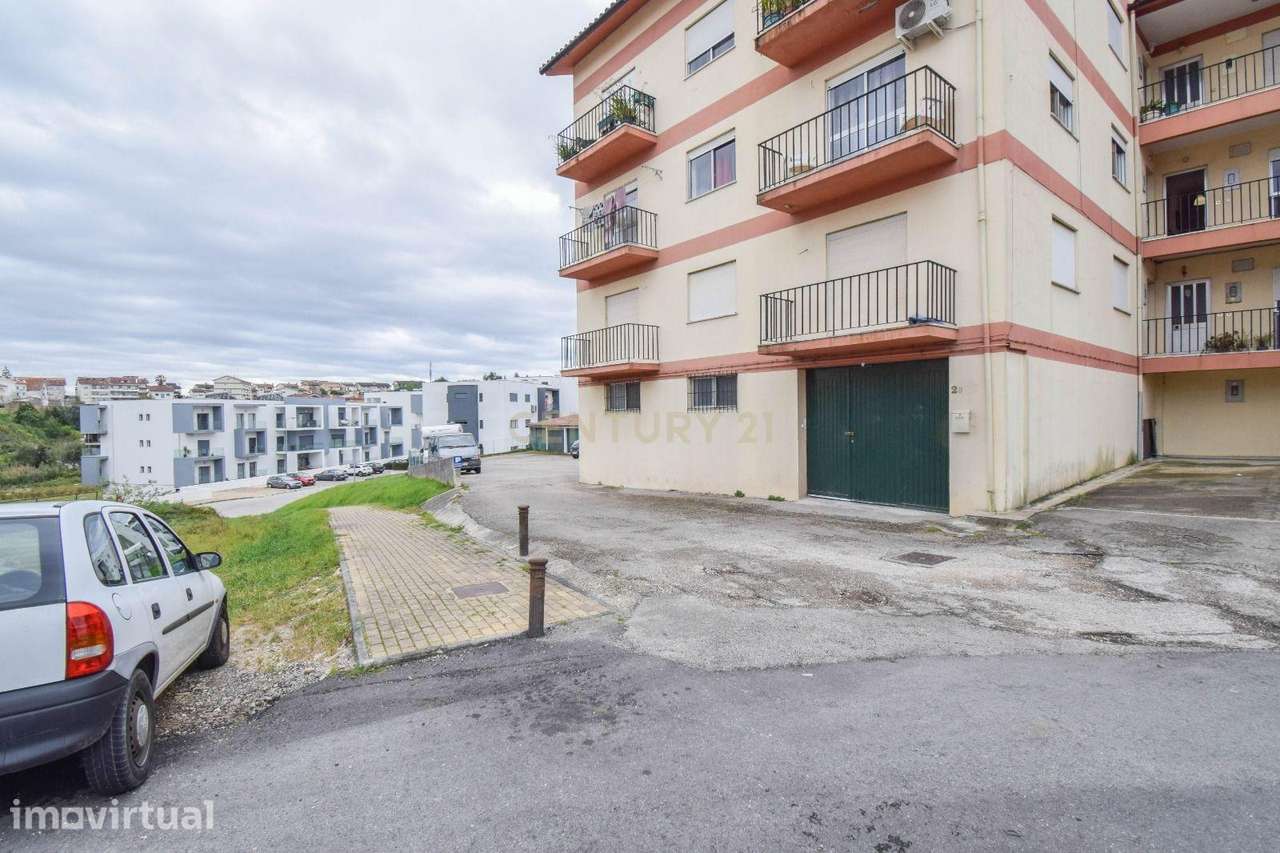 Vende-se armazém / garagem de 220m² em S. Martinho do Bispo - Excelent - Grande imagem: 2/16