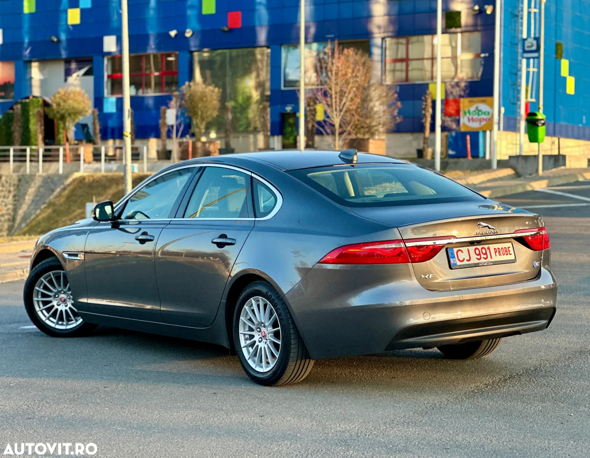 Jaguar XF 20d RWD E-Performance Portfolio - 4