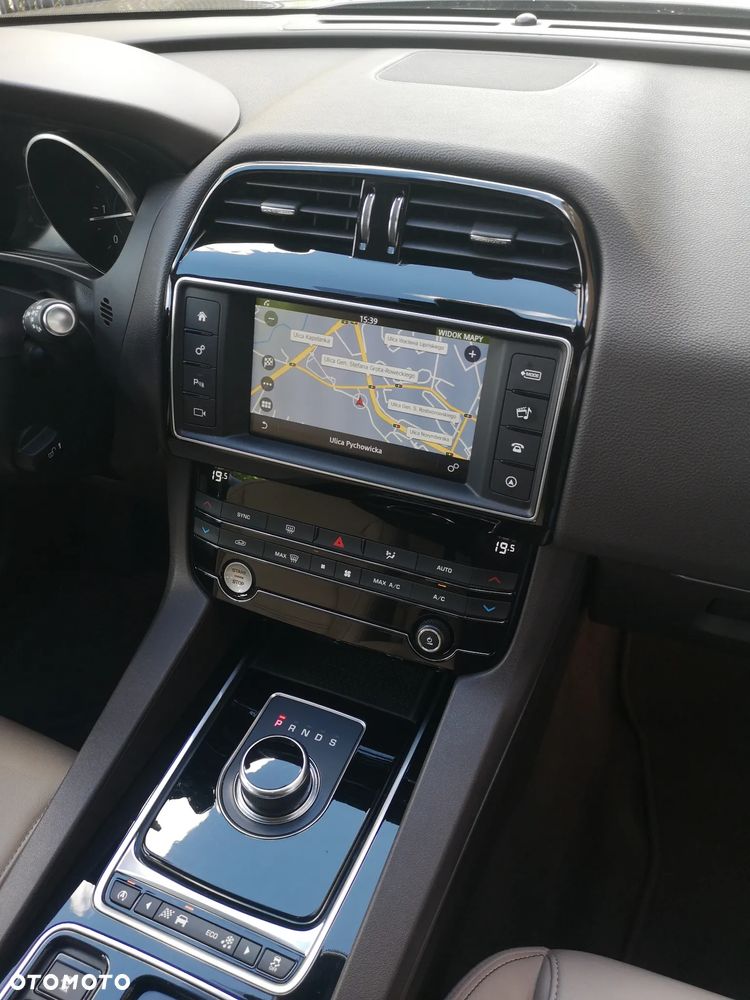 Jaguar F-Pace 20d AWD Prestige - 18